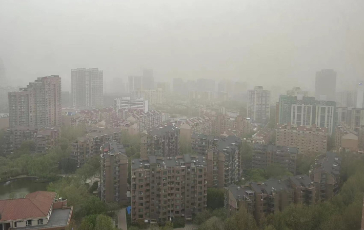 11일 오전 중국 베이징에 황사 황색경보가 내려진 가운데 베이징 한 아파트 단지가 황사로 인해 형체가 흐릿하게 보인다. 연합뉴스