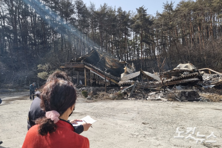 12일 오전 강원 강릉 산불로 무너져 내린 한 펜션 모습. 구본호 기자