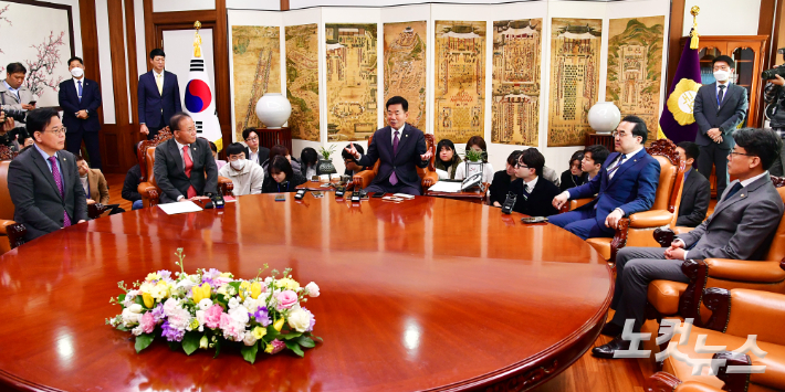 김진표 국회의장이 12일 서울 여의도 국회 의장에서 열린 국회의장 주재 교섭단체 원내대표 회동에서 발언을 하고 있다.(왼쪽부터 국민의힘 송언석 원내수석부대표, 윤재옥 원내대표, 김 의장, 더불어민주당 박홍근 원내대표, 진성준 원내수석부대표) 윤창원 기자