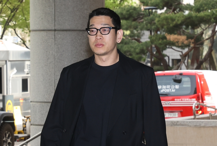 불법 촬영 혐의를 받은 래퍼 뱃사공에게 징역 1년이 선고됐다. 사진은 12일 오전 서울서부지법으로 출석하는 뱃사공 모습. 연합뉴스