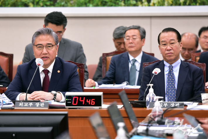 박진 외교부 장관이 12일 서울 여의도 국회에서 열린 외교통일위원회 전체회의 현안보고에 출석해 의원 질의에 답변을 하고 있다. 오른쪽은 권영세 통일부 장관. 윤창원 기자