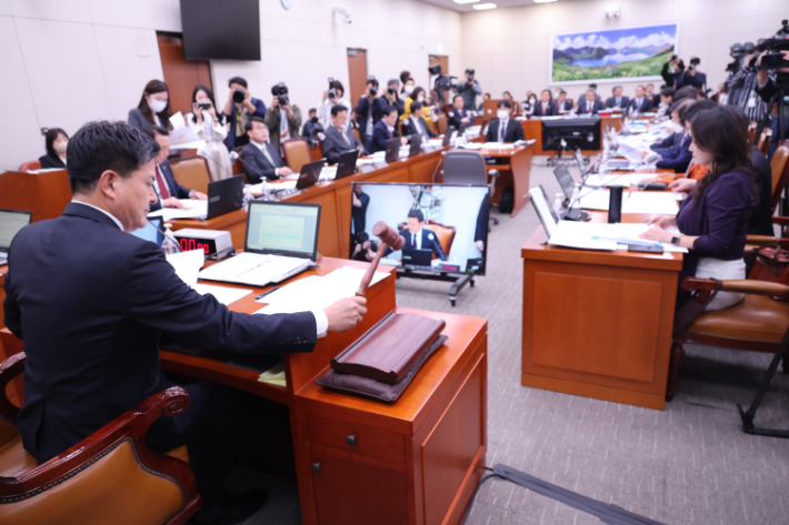 12일 오후 국회에서 열린 외교통일위원회 전체회의에서 김태호 위원장이 개회를 선언하고 있다. 연합뉴스