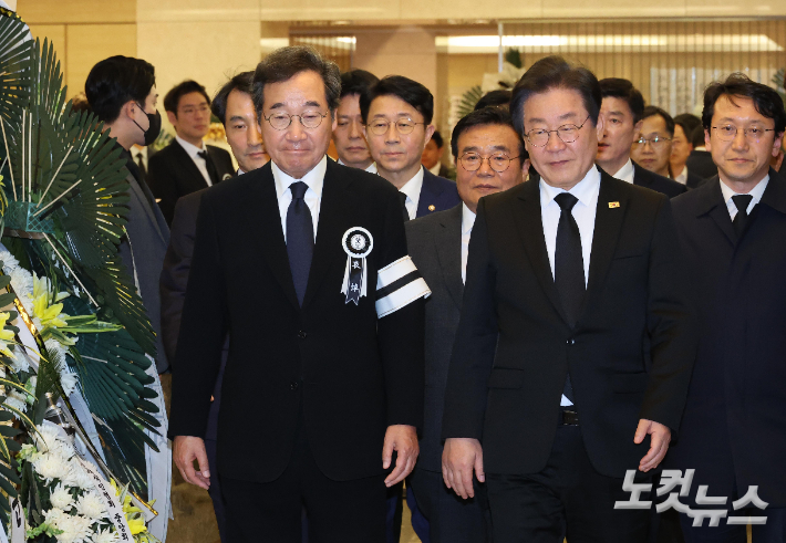 이낙연 더불어민주당 전 대표(왼쪽)가 9일 오후 빈소가 마련된 서울 강남구 삼성서울병원 장례식장을 찾아 조문을 마친 이재명 더불어민주당 대표를 배웅하고 있다. 윤창원 기자