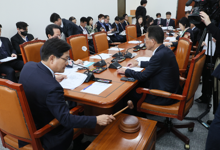 12일 오전 국회에서 기획재정위원회 경제재정소위원회가 신동근 위원장 주재로 열리고 있다. 연합뉴스