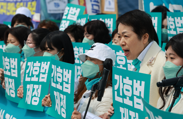 김영경 대한간호협회장이 지난 10일 서울 영등포구 여의도 국회 앞에서 간호법 제정 추진 범국민운동본부에 참여하는 대한간호협회 간호사와 함께 간호법 국회 통과 촉구 문화마당에 앞서 기자회견을 갖고 있다. 연합뉴스