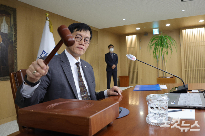 이창용 한국은행 총재가 11일 오전 서울 중구 한국은행에서 열린 금융통화위원회 본회의를 주재하고 있다. 한은 금통위는 현재 연 3.5%인 기준금리를 동결하기로 결정했다. 사진공동취재단