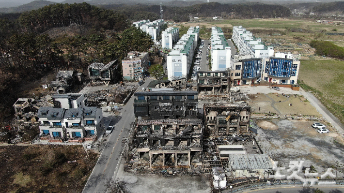 12일 오전 강원 강릉시 경포 일원 펜션 밀집지역과 산림에 전날 대형 산불의 흔적이 처참하게 남아 있다. 황진환 기자