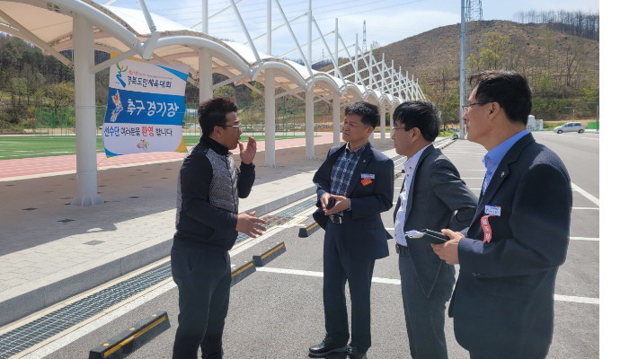 윤태열 부군수와 주성열 체육회장이 울진종합운동장을 점검하고 있다. 울진군 제공