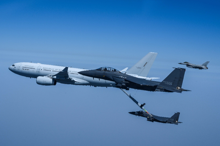 공군 KC-330 공중급유기가 4월 12일(수), 후미로 진입한 F-15K 전투기에 급유 붐을 길게 내려 공중급유를 시도하고 있다. 3차원 입체 공간에서 290노트(knot, 시속 약 530km)를 넘는 속도로 비행하는 두 대의 항공기가 지름 약 10cm의 급유구를 서로 맞닿게 시도하는 순간은 모든 공중급유 임무 요원들이 가장 긴장하는 순간이다. 공군 제공