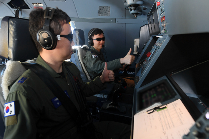 공군 제5공중기동비행단 공중급유통제사가 KC-330에서 공중급유 임무를 성공적으로 수행한 후 만족감을 나타내고 있다. 공군 제공