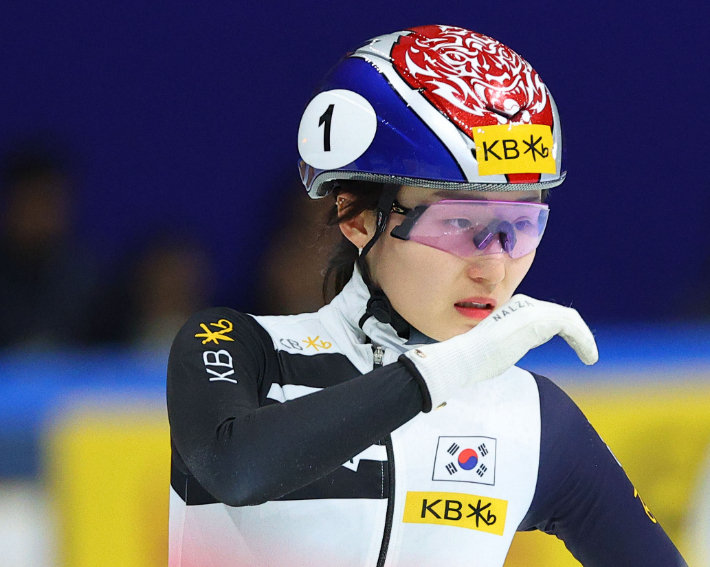 2023 KB금융 국제빙상경기연맹(ISU) 쇼트트랙 세계선수권대회 여자 1000m 결승전에서 2위를 차지한 최민정이 아쉬워하고 있다. 연합뉴스