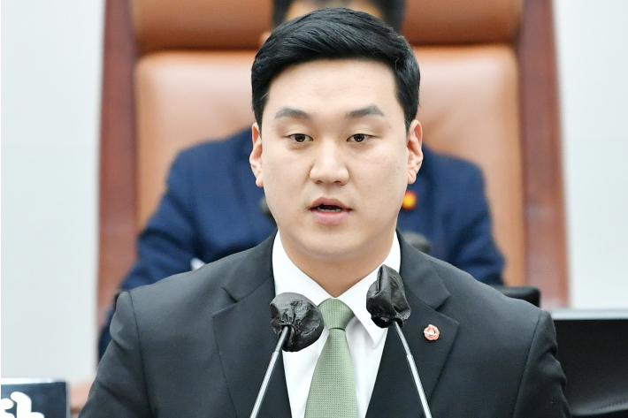 13일 열린 제주도의회 제415회 임시회 도정질문에서 김기환 의원이 질의하고 있다. 제주도의회 제공 