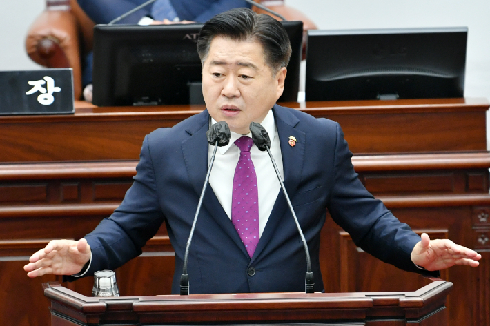 13일 열린 제주도의회 제415회 임시회 도정질문에서 오영훈 제주지사가 답변하고 있다. 제주도의회 제공