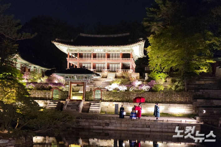 후원에 있는 2층짜리 누각 주합루는 연못 부용지를 내려다보고 있었다. 구병수 기자