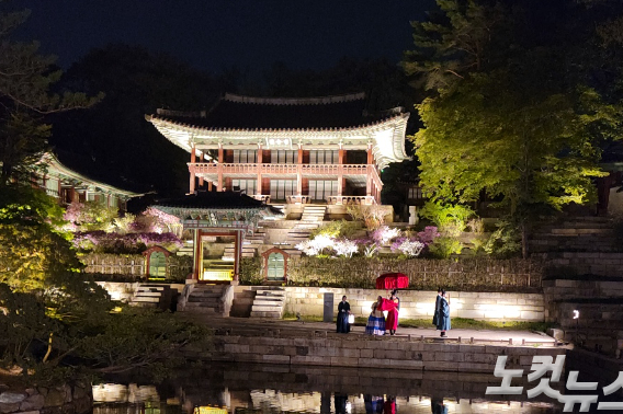 후원에 있는 2층짜리 누각 주합루는 연못 부용지를 내려다보고 있었다. 구병수 기자