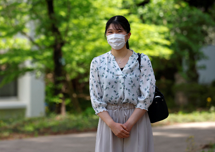 12일(현지시간) 도쿄의 가쿠슈인대학교에 등교 중인 아이코 공주. 일본 언론들은 "(아이코 공주가) 꽃무늬 셔츠에 베이지색 바지를 입었다"고 전했다. 연합뉴스