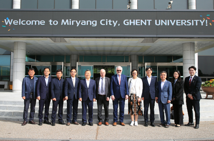 겐트대학교 방문단이 13일 밀양시를 방문했다.(왼쪽 다섯 번째부터 박일호 시장, 겐트대학교 히도 반 허일런브룩 국제교류처장, 게르트 드 소에테 교수, 고드리브 깁센 교수) 밀양시 제공