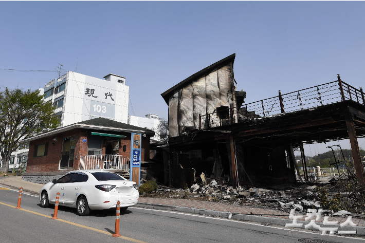 12일 오전 강원 강릉시 경포 일원 펜션 밀집지역과 산림에 전날 대형 산불의 흔적이 처참하게 남아 있다. 강릉=황진환 기자