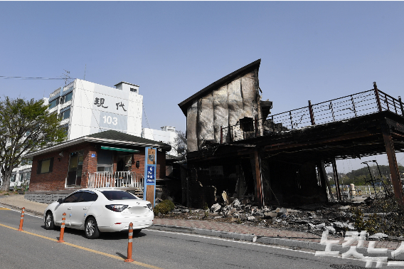 12일 오전 강원 강릉시 경포 일원 펜션 밀집지역과 산림에 전날 대형 산불의 흔적이 처참하게 남아 있다. 강릉=황진환 기자