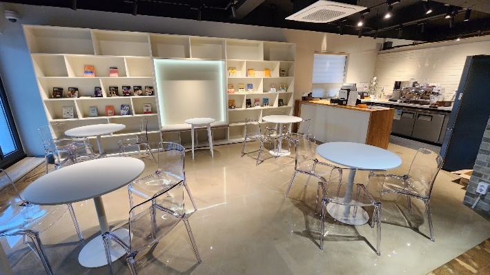 경주시 스마트관광도시 조성사업의 일환으로 황리단길 생활문화센터 내에 조성한 카폐 모습. 경주시 제공