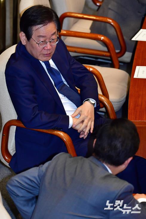 더불어민주당 이재명 대표와 박홍근 원내대표가 13일 서울 여의도 국회에서 열린 본회의에서 대화를 하고 있다.