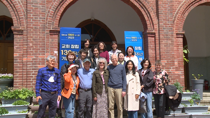 대구·경북 선교의 아버지이자 대구·경북 최초 교회 대구제일교회 초대 목사인 아담스(한국이름 안의와)선교사의 증손들이 대구를 방문했다.