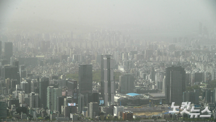 서울 도심이 짙은 미세먼지와 황사로 뒤덮여 있다. 박종민 기자