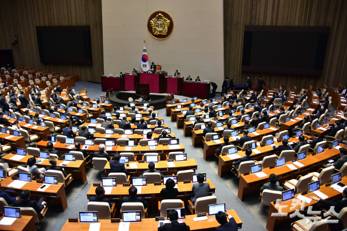 윤석열 대통령이 거부권을 행사하면서 국회로 돌아온 양곡관리법 개정안이 13일 서울 여의도 국회에서 열린 본회의에서 재석 290명, 찬성 177명, 반대 112명, 무 1명으로 부결되고 있다. 윤창원 기자