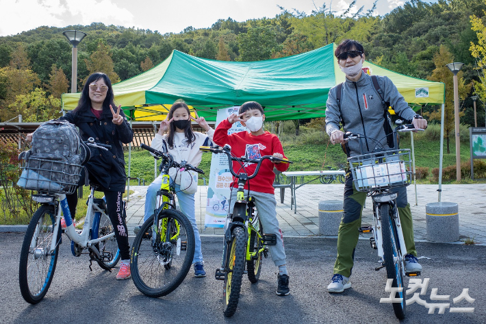 제1회 세종시 '어울링 한바퀴' 행사 참여 가족 모습.