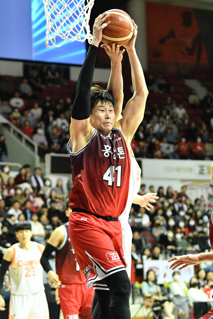 리바운드를 잡는 KGC 오세근. KBL 제공