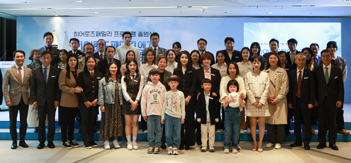 김건희 여사가 히어로즈 패밀리 프로그램 출범식에서 전몰·순직군경의 유가족과 이들의 어린 자녀를 후원, 지도하는 멘토단을 격려한 뒤 기념 촬영하고 있다. 대통령실 제공 