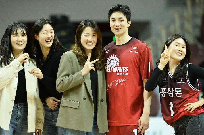 배병준과 예비 신부 고아라(가운데), 그리고 우리은행 선수들. KBL 제공