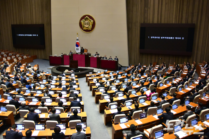 지난 13일 서울 여의도 국회에서 열린 본회의에서 양곡관리법 일부개정법률안 재의의 건이 상정되는 모습. 윤창원 기자