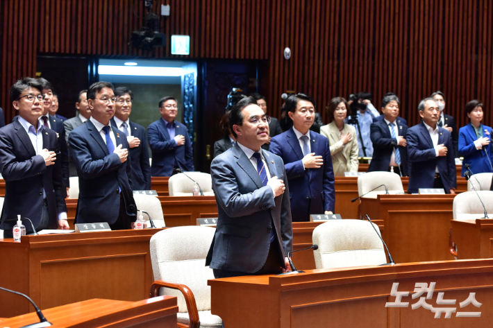 13일 서울 여의도 국회에서 열린 더불어민주당 의원총회에서 박홍근 원내대표 등 의원들이 국민의례를 하는 모습. 윤창원 기자