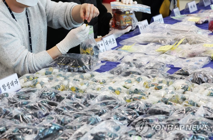 7일 오후 경기도 수원지방검찰청에서 관계자들이 압수한 마약 등을 공개하고 있다. 연합뉴스