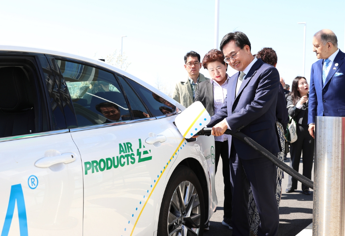 김동연 지사는 13일(현지시간) 펜실베이니아 앨런타운 에어프로덕츠 본사에서 세이피 가세미 에어프로덕츠 회장 등과 5천억 원 규모의 투자유치 협약을 맺었다. 사진은 에어프로덕츠 본사에서 수소차량 가스 주입하는 김동연 지사. 경기도 제공
