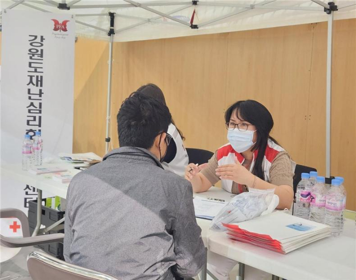 강원도재난심리회복지원센터 전문 활동가들이 강릉 산불 이재민들의 심리 상담을 진행하고 있다. 강원도 제공 