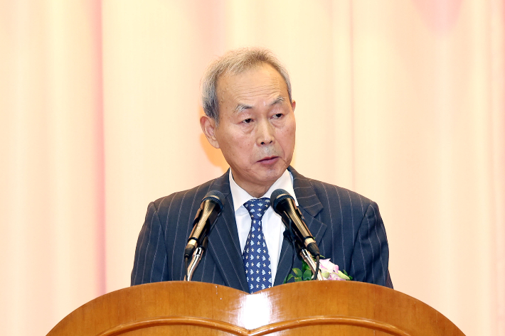 이석태 헌법재판소 재판관이 14일 오전 서울 종로구 헌법재판소에서 열린 퇴임식에서 퇴임사를 하고 있다. 연합뉴스