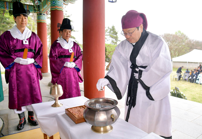 강기정 광주광역시장이 14일 오전 남구 포충사에서 열린 '제431주기 충렬공 제봉 고경명 선생 제향행사'에 참석해 분향을 하고 있다. 광주광역시 제공