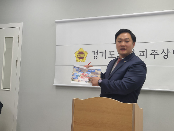 고준호 경기도의원은 지난 6일 도의회 파주지역상담소에서 기자회견을 열고 출소자 재활시설인 금성의 집의 파주시 이전과 관련해 "김경일 시장과 파주시가 정말 몰랐다면 무능"이라고 비판했다. 고 의원 페이스북