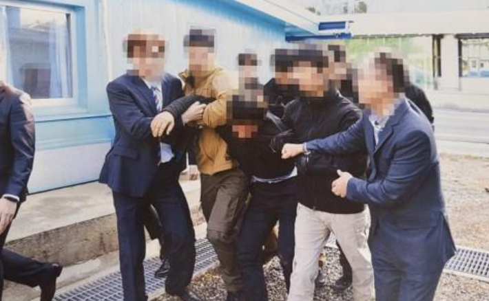 '탈북 어민 북송' 재판 헛바퀴…기밀문서 열람 놓고 공방