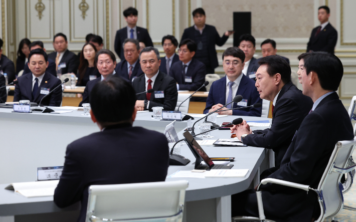 윤석열 대통령이 14일 청와대 영빈관에서 열린 디지털플랫폼정부 실현계획 보고회에서 발언하고 있다. 연합뉴스