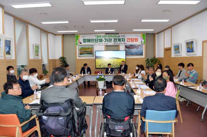 전남 광양시의회 총무위원회는 14일 광양시의회 1층 쉼터에서 장애인단체·기관 관계자 간담회를 개최했다. 광양시의회 제공