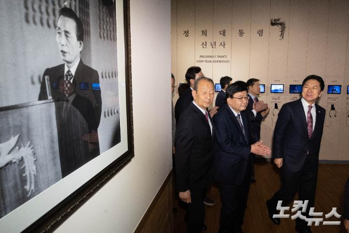 국민의힘 김기현 대표가 14일 오전 서울 마포구 박정희대통령기념관을 찾아 관계자의 설명을 들으며 기념관을 둘러보고 있다. 황진환 기자