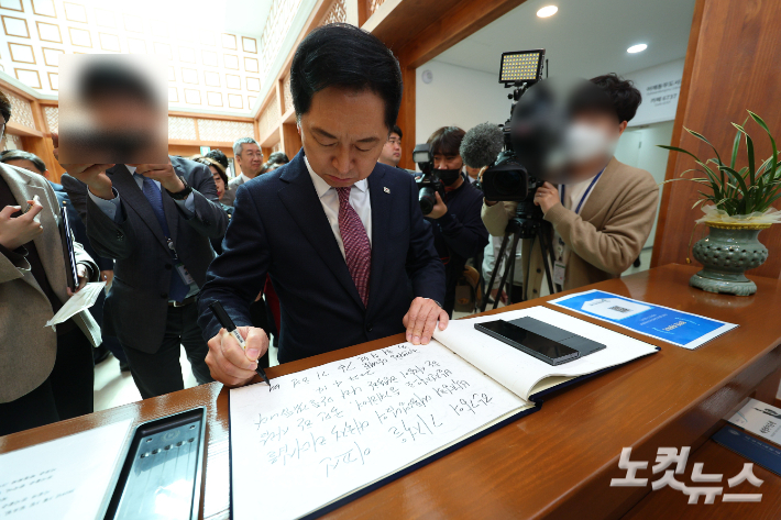 국민의힘 김기현 대표가 14일 오전 서울 마포구 박정희대통령기념관을 방문해 방명록을 작성하고 있다. 황진환 기자