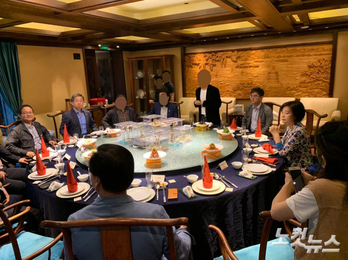 2019년 4월 상하이 여행 중 식사 중인 이용빈·허영 의원과 이정근 전 사무부총장. 독자 제공