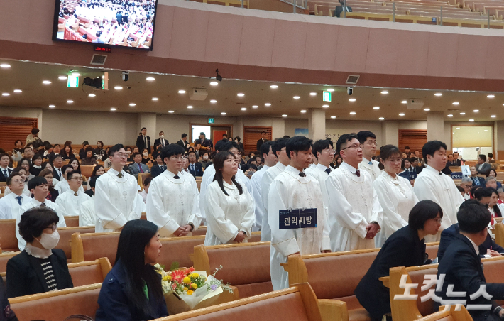 사진은 기독교대한감리회 서울남연회(채성기 감독)가 13일부터 이틀동안 서울 구로구 베다니교회에서 제34회 연회를 열었다. 흰 가운을 입은 목사안수대상자들을 소개하고 있다.