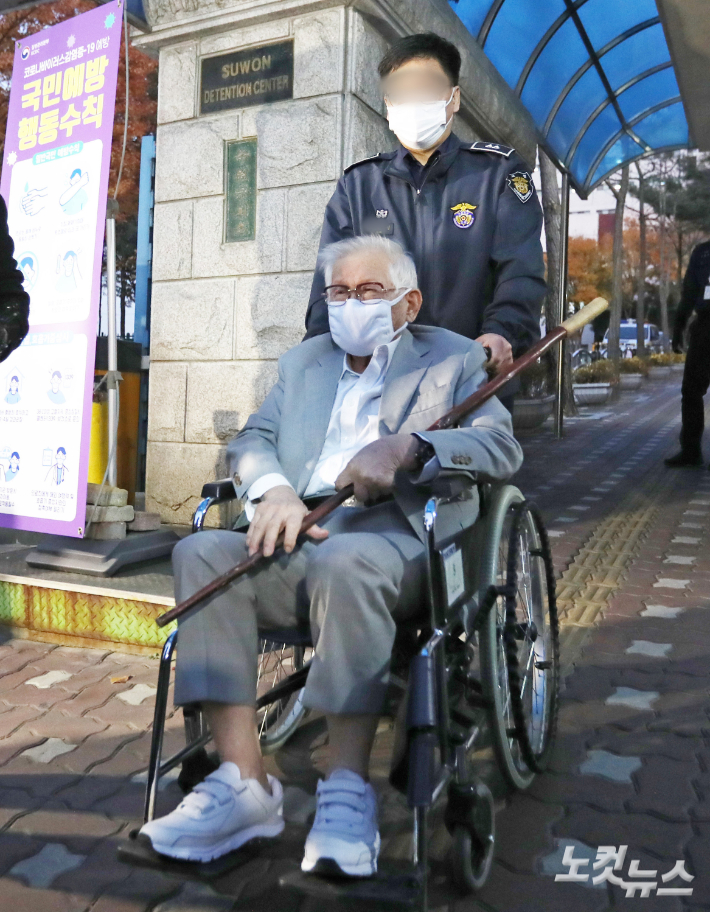 지난 2020년 11월 12일, 이만희 교주가 수원구치소를 나서고 있는 모습.  이한형 기자.