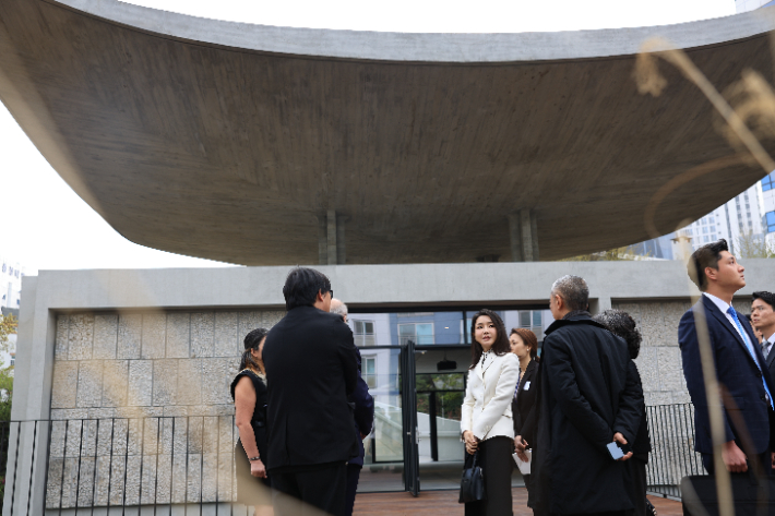김건희 여사가 15일 서울 서대문구 주한 프랑스 대사관에서 열린 신축 대사관 개관식에서 건물을 둘러보고 있다.대통령실 제공