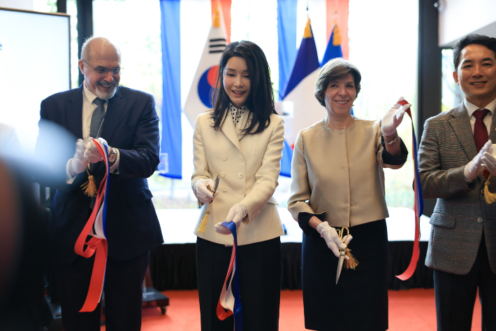 김건희 여사와 카트린 콜로나 프랑스 외교장관(오른쪽에서 두번째)와 박민식 국가보훈처장(맨 오른쪽) 등 주요 내빈들이 15일 오후 서울 서대문구 주한 프랑스 대사관에서 열린 개관식에서 테이프 커팅을 하고 있다. 대통령실 제공